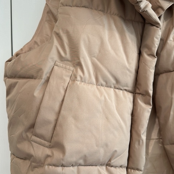 Puffer vest, tan size XL, with adjustable sides and pockets in tan color. - Picture 2 of 7